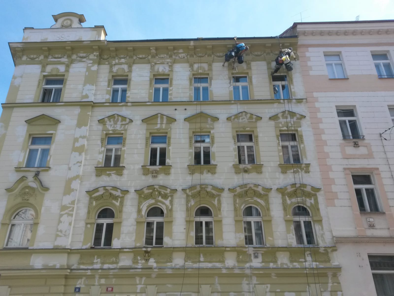 Mytí oken a fasád z lan.
